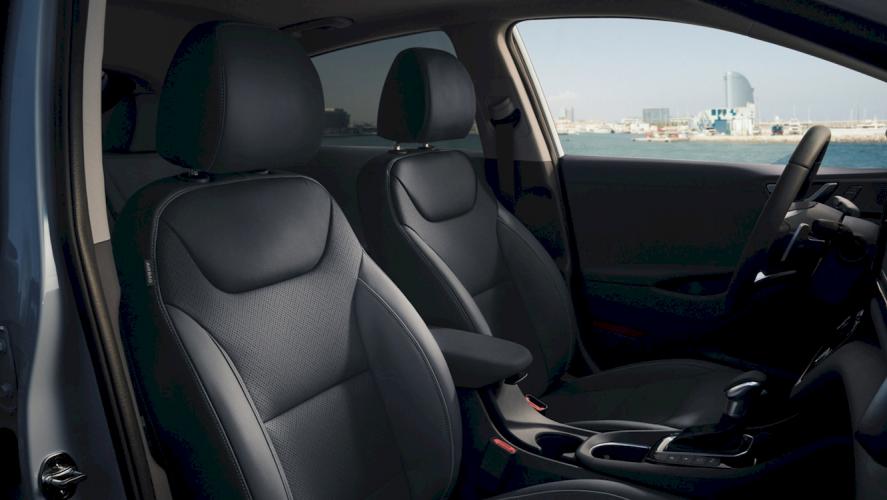hyundai-ioniq-16-gdi-phev-interior-5-moveco
