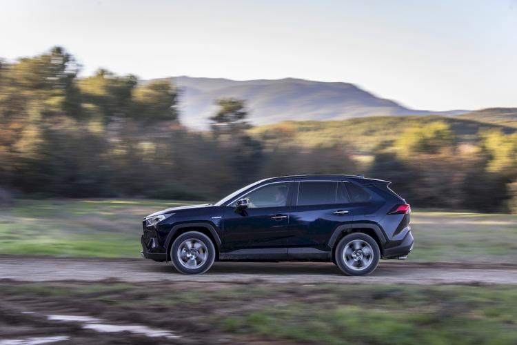 toyota-rav4-25-220h-4wd-66-moveco